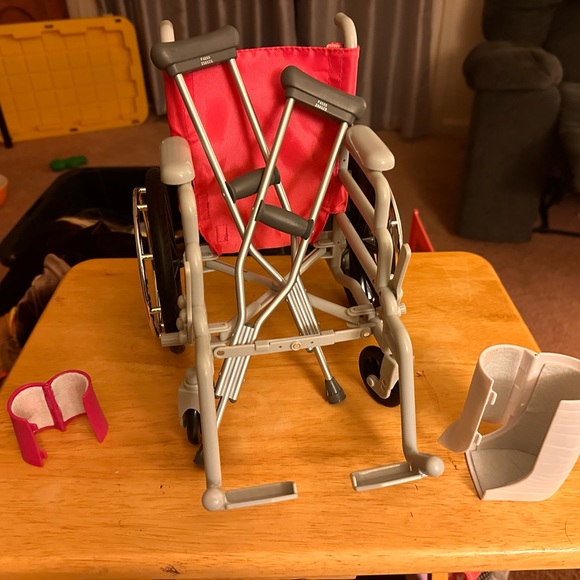 American Girl crutches w/Wheelchair, cast, and bandage for 18” dolls - Picture 2 of 16